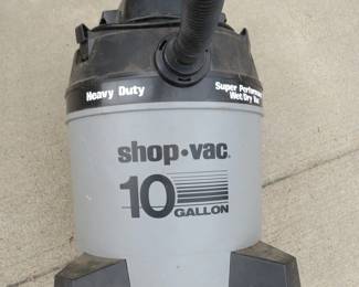 Lot 418. 2-gallon wet/dry vac.