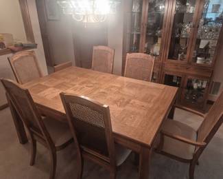 Table and six chairs. Comes with two leaves.