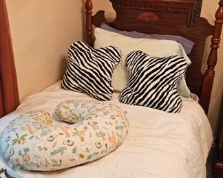 Twin trundle bed- Broyhill