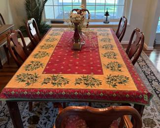 Gorgeous table with 10 chairs - 2 leaves