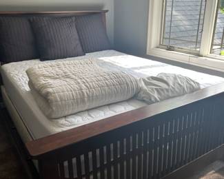 Queen Bed/Mission