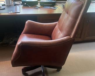 Side view of the desk chair.