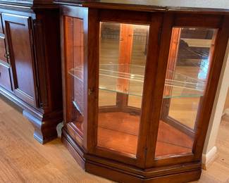 Lighted display cabinet