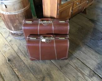 224. vintage luggage set. 2 matching pieces 