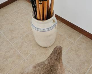 410. Pool cues., vase