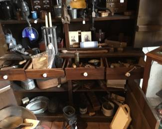375. Antique household items, kitchen equipment 