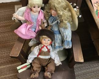 138. dolls and rocking chair 