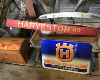 226. Signs, wagon seat, trunk
