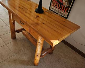 402. Wooden table, lamp, art