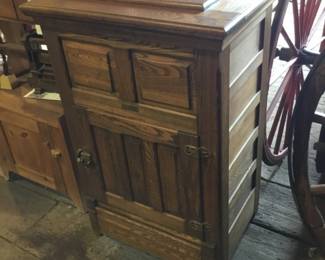 280. beautiful ice box, excellent condition. Great display piece 