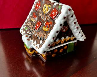 Villeroy & Boch Music Box Gingerbread House