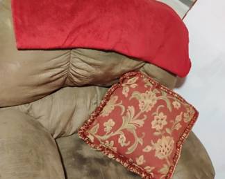OVERSIZED CHAIR 1/2 off