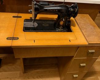 Vintage Singer Sewing Machine in Cabinet