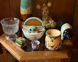 Assorted collectibles on vintage side table 