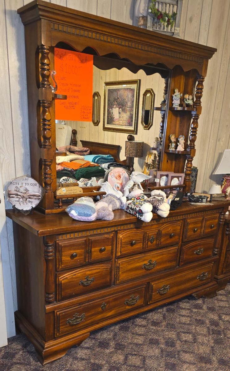 1976 Open Hearth Queen Bedroom Set