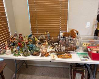 Collectible Figurines
An assortment of figurines — including vintage, decorative, and gift-worthy pieces. 