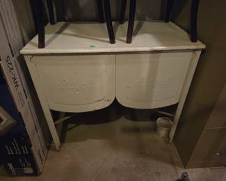 Wash tub with cover 