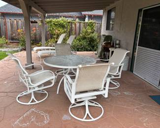 Excellent patio furniture in great shape! Rarely used! 