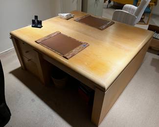 Partner’s desk that can be divided into two separate desks. Solid wood