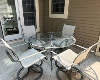 Brown Jordan 5 pc patio/deck set with swivel chairs.