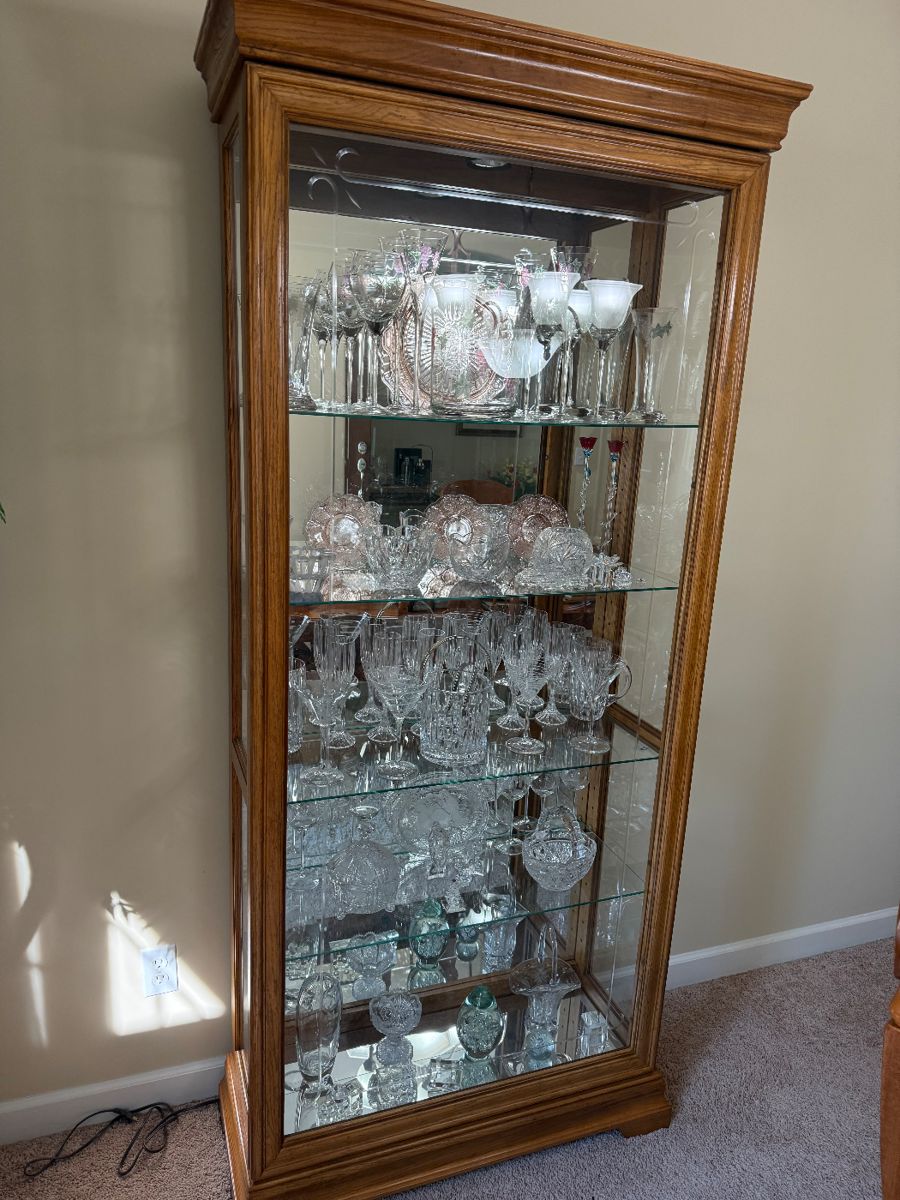 Lighted display cabinet