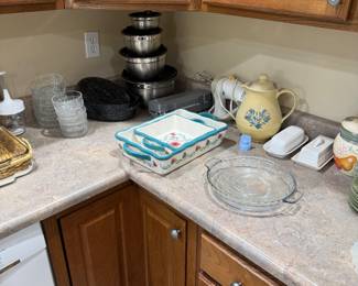 Baking dishes, salad and fruit bowls, mixing bowls
