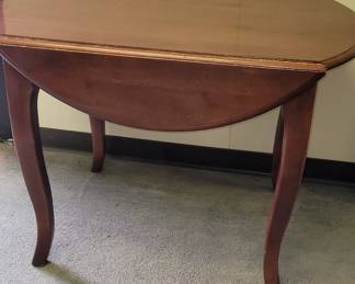Nichols & Stone drop leaf dining table and 4 chairs