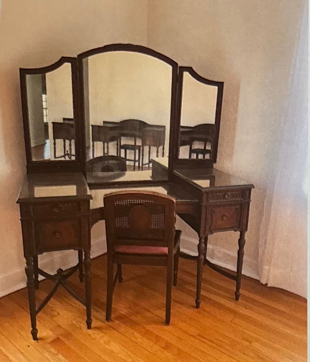 vintage vanity w/ triple swing mirror