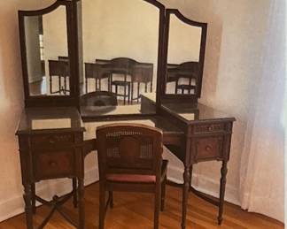 vintage vanity w/ triple swing mirror