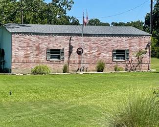 Large barn/workshop to explore to back of property