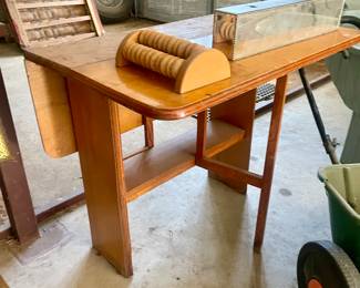 Gate leg table