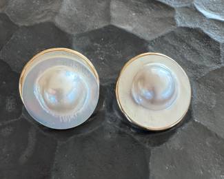 Pr. 14 kt. mabe blister pearl earrings  