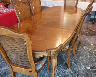Oval dining room table-91x38x29
Comes with 2 leaves-18" each