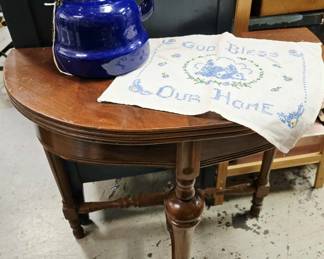 Demilune table