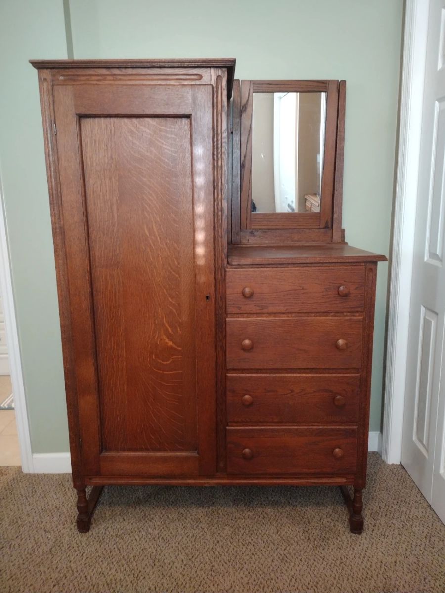 Gentleman's Dresser/Chifferobe 