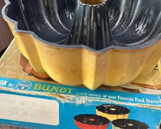 Pillsbury Bundt "Harvest Exterior" Cake pan with Teflon Interior 