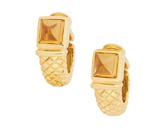 143
A Pair of 18K Gold and Citrine Earclips
Of a half hoop lattice work gold design topped with sugarloaf-cut citrines cabochons
2 pieces

Measures: 1 1/8 x 1 in.
35.5 grams gross
Estimate: $4,000 - $6,000