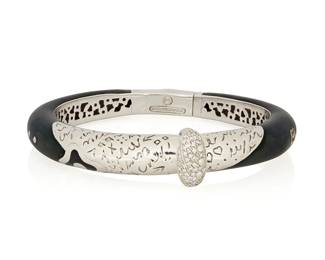 166
Nouvelle Bague: An 18K White Gold and Enamel Bangle
Featuring ombre enamel blue and green accented by white gold elements carved with script and set with round diamonds, signed Nouvelle Bague with Italian assay marks

Inner circumference: 6 1/2 in.
42.6 grams gross
Estimate: $2,200 - $2,800