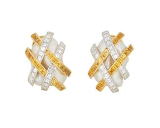 85
A Pair of 18K Gold, Baroque Pearl, Diamond and Yellow Sapphire Earclips
Featuring two baroque pearls encapsulated in a gold and platinum lattice motif set with square-cut yellow sapphire and square-cut diamonds weighing approximately 2.60 carats
2 pieces

Measures: 7/8 x 5/8 in.
27.3 grams gross
Estimate: $3,000 - $5,000