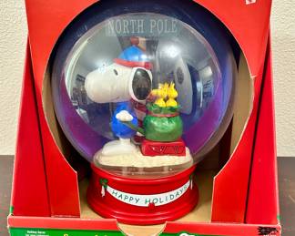 Snoopy Snow Globe