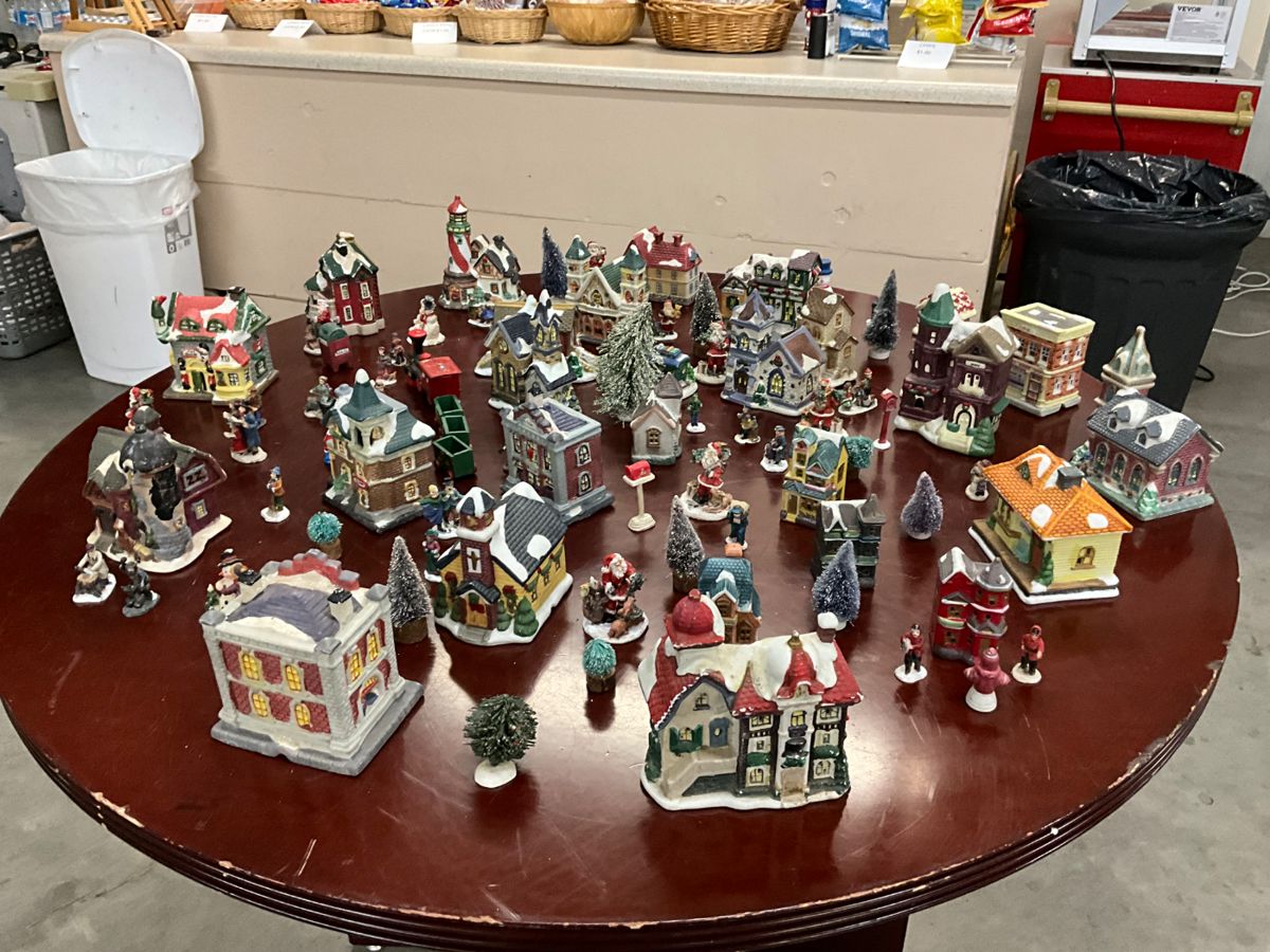 Assorted Dept 56 / Christmas Village Buildings