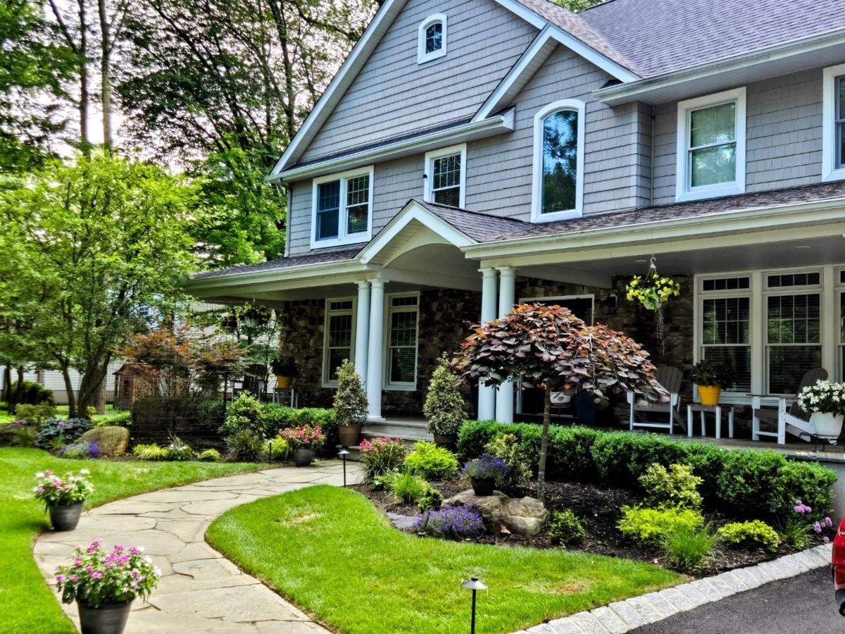 PICTURE OF THE FRONT OF THE HOUSE