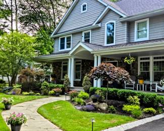 PICTURE OF THE FRONT OF THE HOUSE 