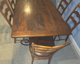 BEAUTIFUL WOODEN DINING ROOM TABLE WITH 6 CHAIRS 
