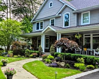 PICTURE OF THE FRONT OF THE HOUSE