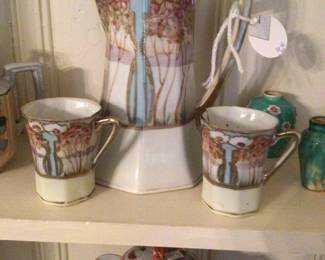 Pitchers / teapots / chocolate pots