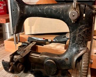 Antique Chain Stitch Small Singer Industrial Sewing Machine