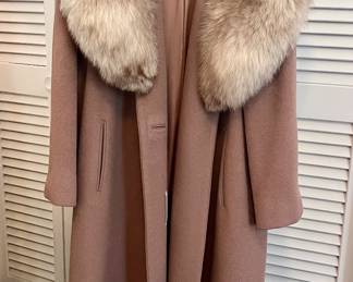 Elegant Ladies Wool Coat with Plush Fur Collar
