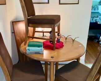 Bassett Furniture, Dinette.  1 leaf &  6 chairs 