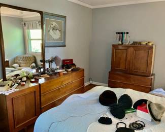 American of Martinsville, 3 matching pieces. Queen bedframe w/nightstands, Dresser w/ Mirror, Gentleman's Chest